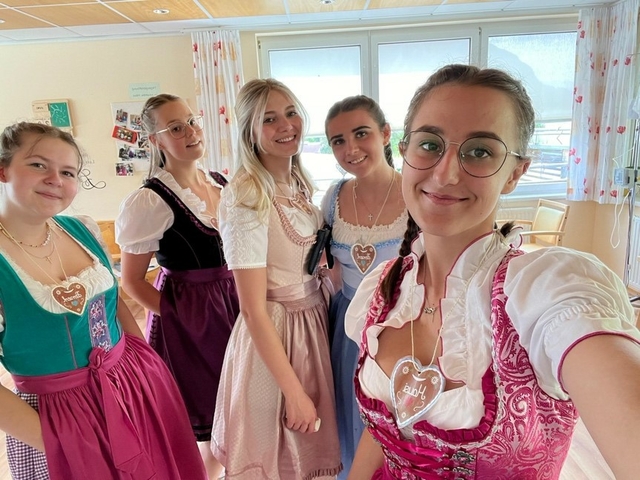 Kolleg:innen bei der Arbeit im Dirndl